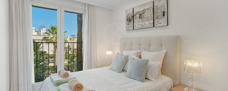 Excelente, totalmente renovado, apartamento de tres dormitorios en primera planta en Milla de Oro de Marbella