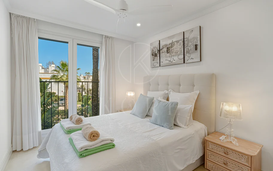 Excelente, totalmente renovado, apartamento de tres dormitorios en primera planta en Milla de Oro de Marbella