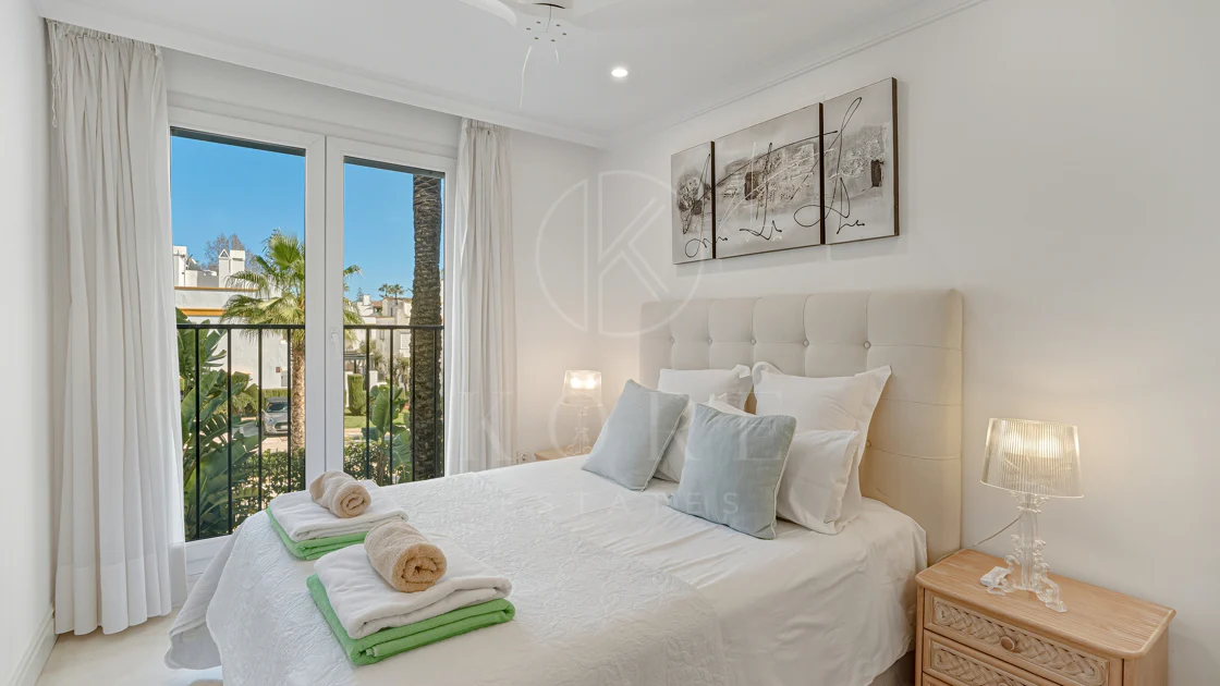 Excelente, totalmente renovado, apartamento de tres dormitorios en primera planta en Milla de Oro de Marbella