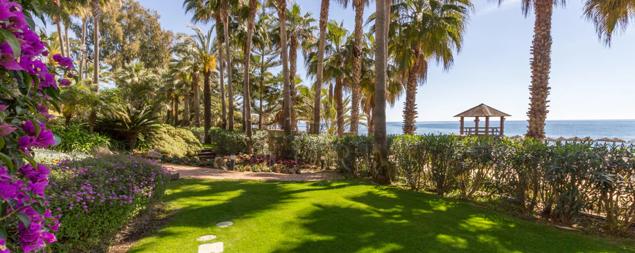 Excelente, totalmente renovado, apartamento de tres dormitorios en primera planta en Milla de Oro de Marbella