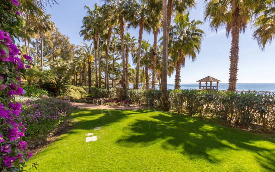 Excelente, totalmente renovado, apartamento de tres dormitorios en primera planta en Milla de Oro de Marbella