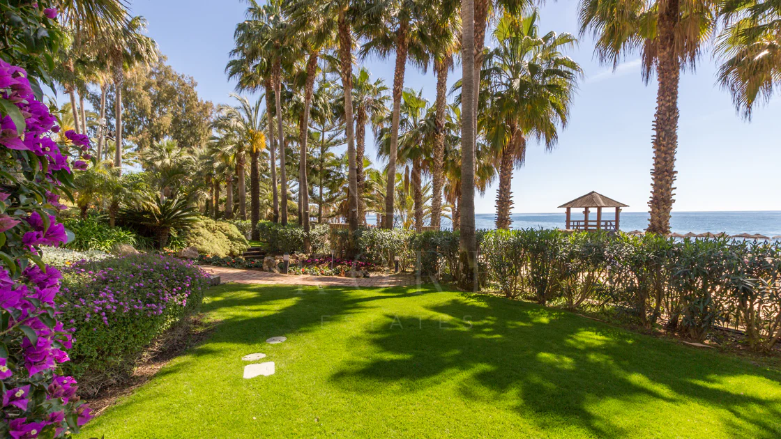 Excelente, totalmente renovado, apartamento de tres dormitorios en primera planta en Milla de Oro de Marbella