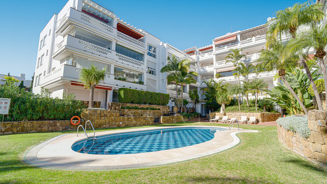 Excelente, totalmente renovado, apartamento de tres dormitorios en primera planta en Milla de Oro de Marbella