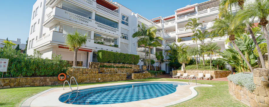 Excelente, totalmente renovado, apartamento de tres dormitorios en primera planta en Milla de Oro de Marbella
