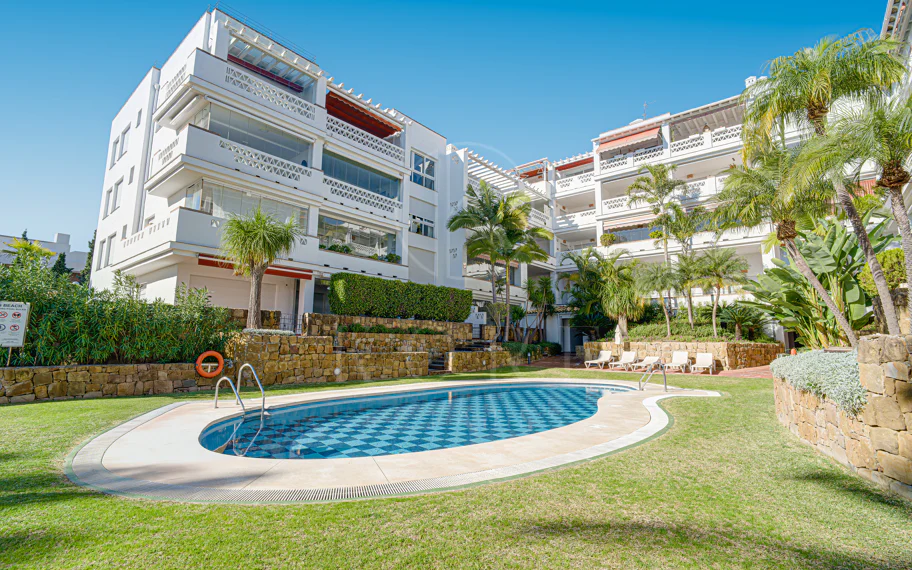 Excelente, totalmente renovado, apartamento de tres dormitorios en primera planta en Milla de Oro de Marbella