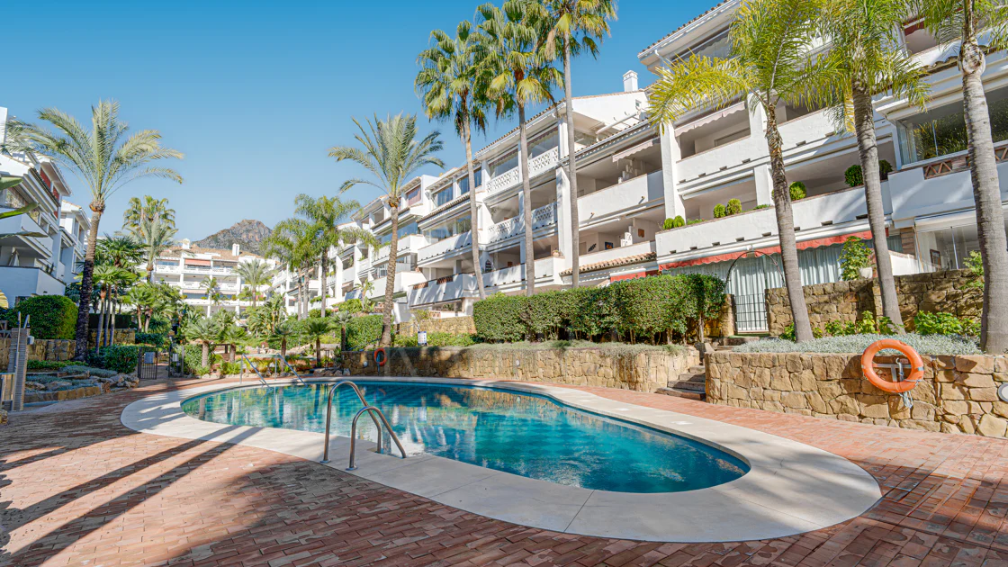 Excelente, totalmente renovado, apartamento de tres dormitorios en primera planta en Milla de Oro de Marbella