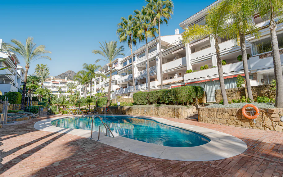 Excelente, totalmente renovado, apartamento de tres dormitorios en primera planta en Milla de Oro de Marbella