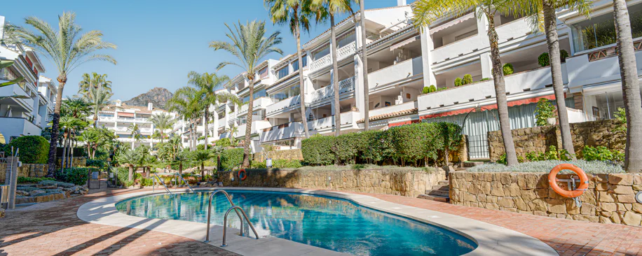 Excelente, totalmente renovado, apartamento de tres dormitorios en primera planta en Milla de Oro de Marbella