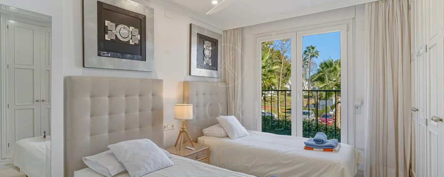 Excelente, totalmente renovado, apartamento de tres dormitorios en primera planta en Milla de Oro de Marbella