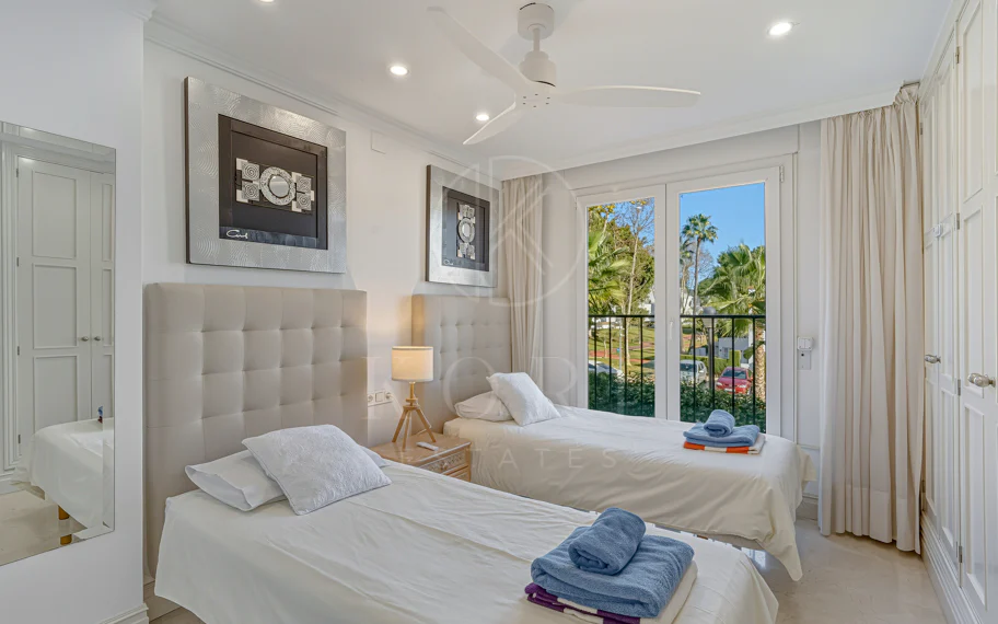 Excelente, totalmente renovado, apartamento de tres dormitorios en primera planta en Milla de Oro de Marbella