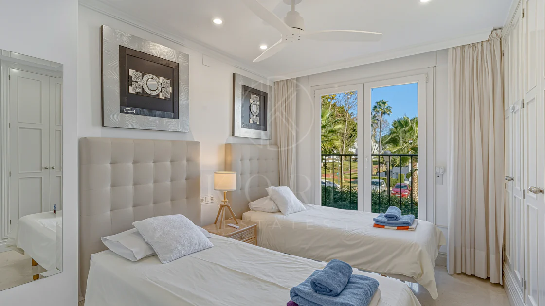 Excelente, totalmente renovado, apartamento de tres dormitorios en primera planta en Milla de Oro de Marbella