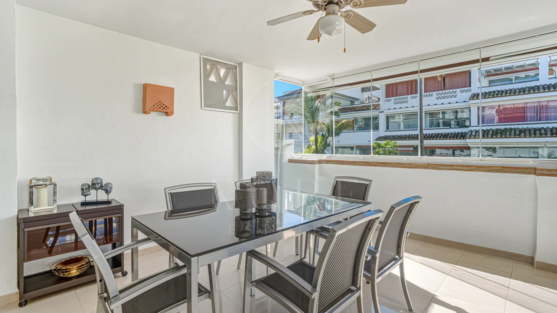 Excelente, totalmente renovado, apartamento de tres dormitorios en primera planta en Milla de Oro de Marbella