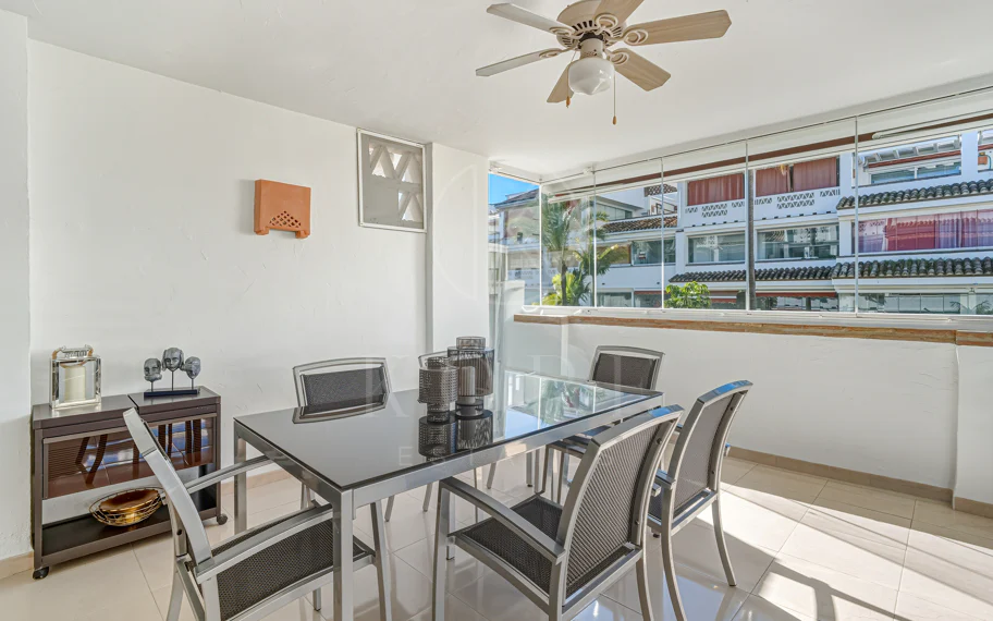 Excelente, totalmente renovado, apartamento de tres dormitorios en primera planta en Milla de Oro de Marbella