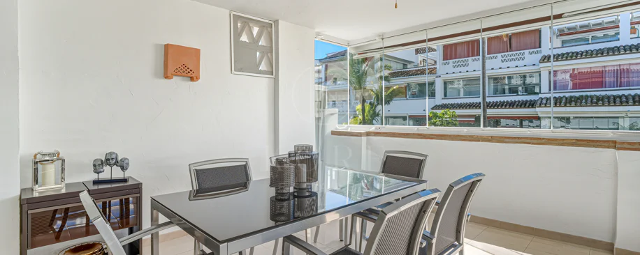 Excelente, totalmente renovado, apartamento de tres dormitorios en primera planta en Milla de Oro de Marbella