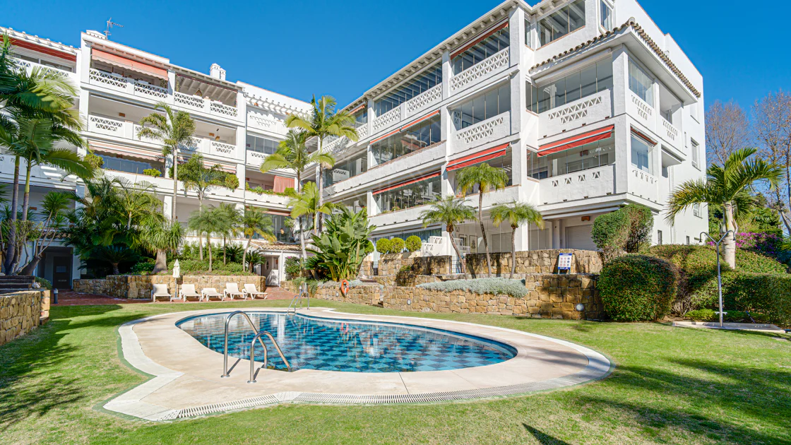 Excelente, totalmente renovado, apartamento de tres dormitorios en primera planta en Milla de Oro de Marbella