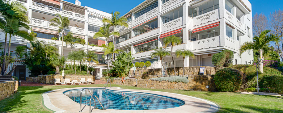 Excelente, totalmente renovado, apartamento de tres dormitorios en primera planta en Milla de Oro de Marbella