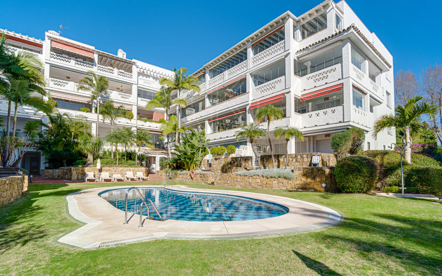 Excelente, totalmente renovado, apartamento de tres dormitorios en primera planta en Milla de Oro de Marbella