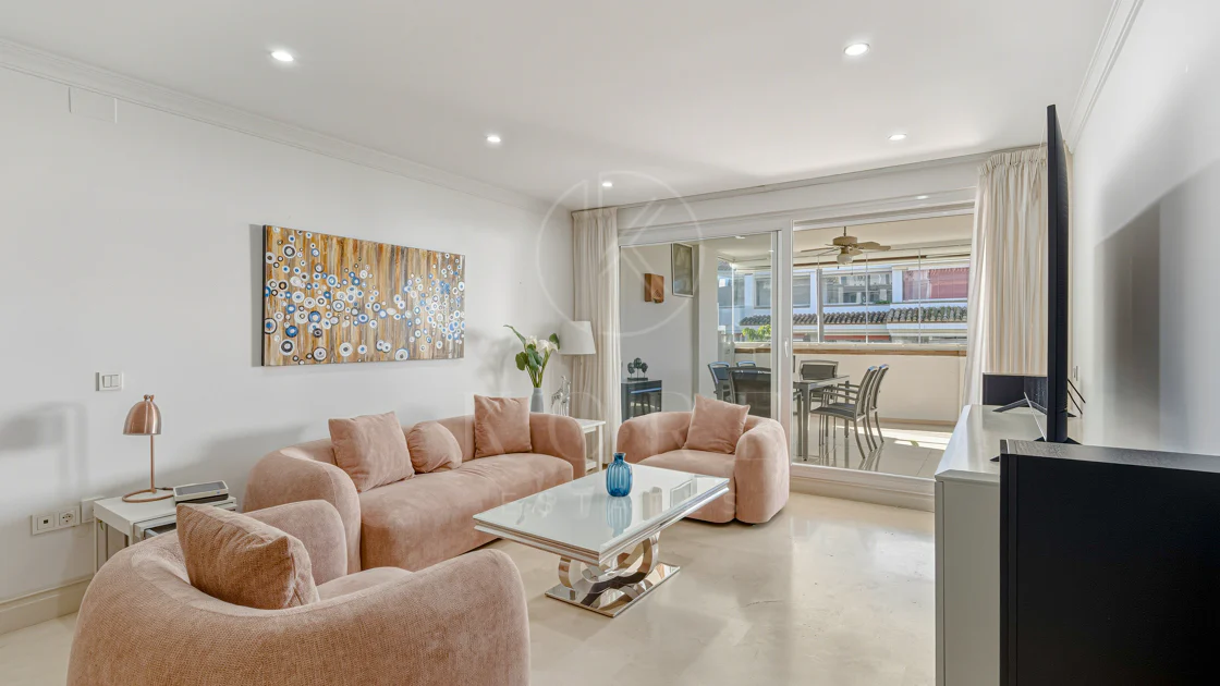 Excelente, totalmente renovado, apartamento de tres dormitorios en primera planta en Milla de Oro de Marbella