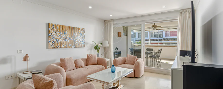 Excelente, totalmente renovado, apartamento de tres dormitorios en primera planta en Milla de Oro de Marbella