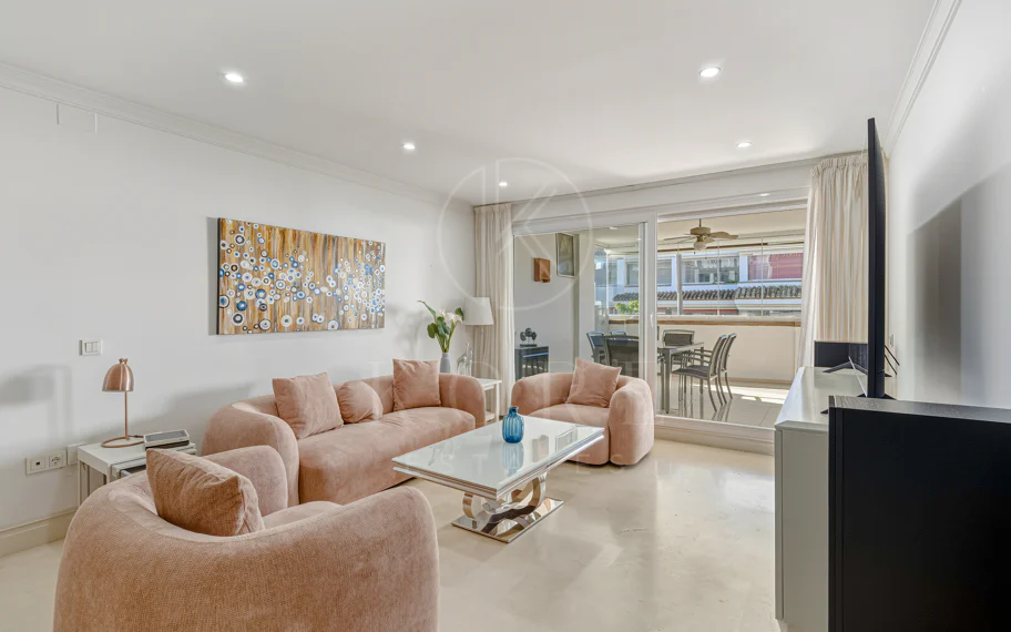 Excelente, totalmente renovado, apartamento de tres dormitorios en primera planta en Milla de Oro de Marbella