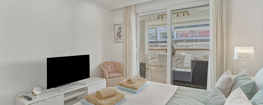 Excelente, totalmente renovado, apartamento de tres dormitorios en primera planta en Milla de Oro de Marbella
