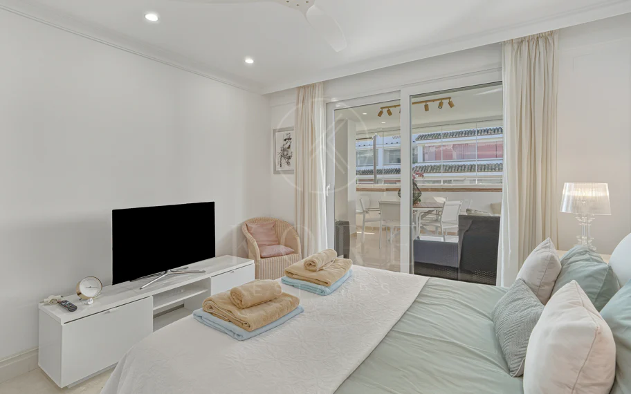 Excelente, totalmente renovado, apartamento de tres dormitorios en primera planta en Milla de Oro de Marbella