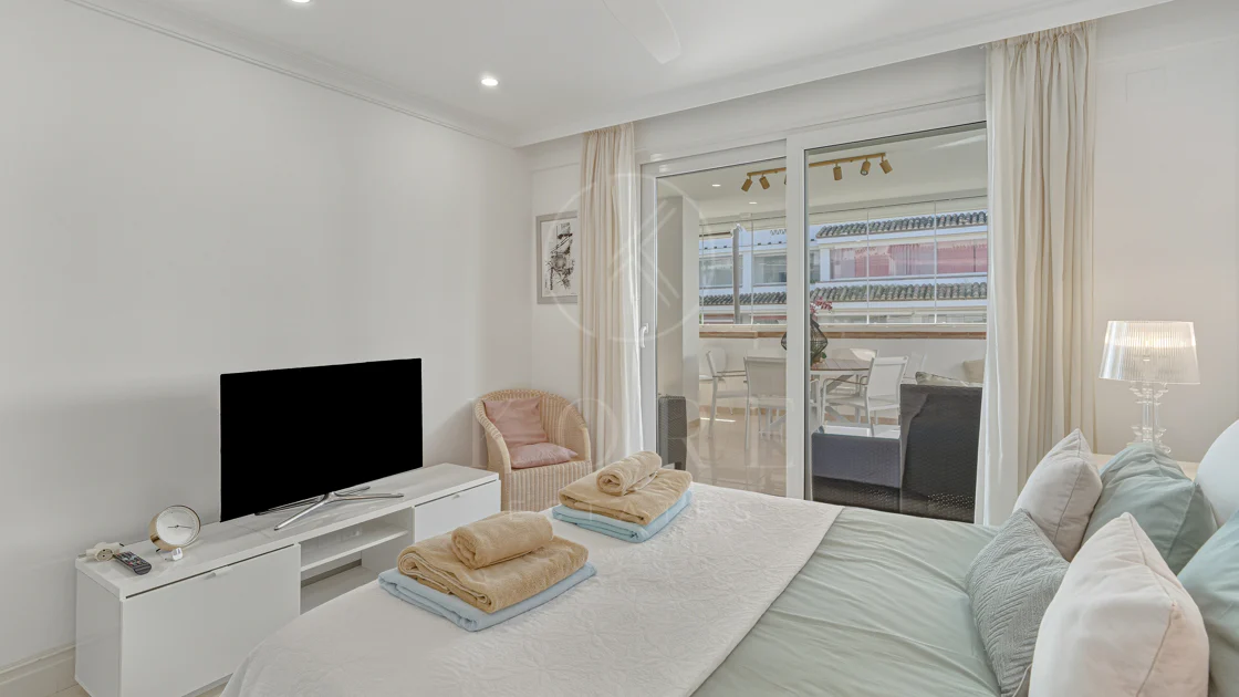 Excelente, totalmente renovado, apartamento de tres dormitorios en primera planta en Milla de Oro de Marbella