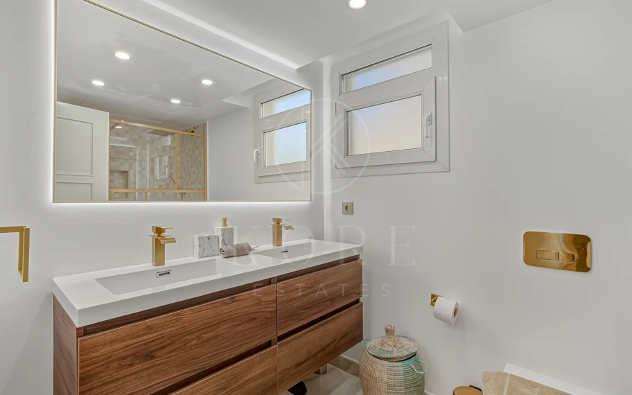 Excelente, totalmente renovado, apartamento de tres dormitorios en primera planta en Milla de Oro de Marbella