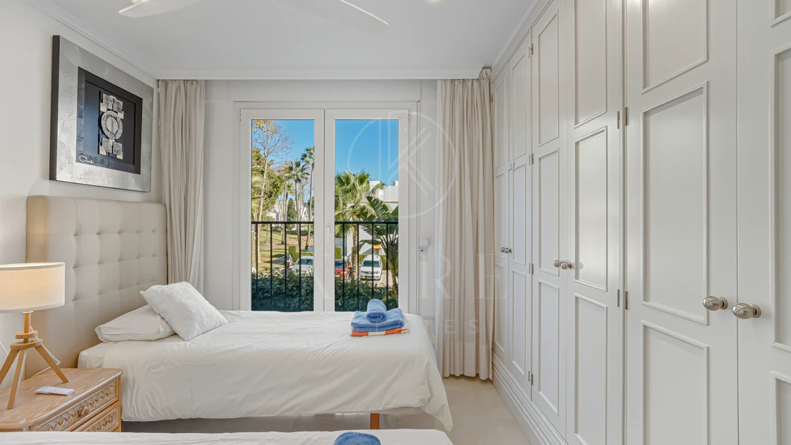 Excelente, totalmente renovado, apartamento de tres dormitorios en primera planta en Milla de Oro de Marbella