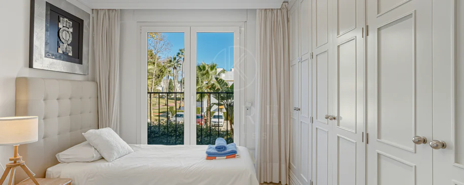 Excelente, totalmente renovado, apartamento de tres dormitorios en primera planta en Milla de Oro de Marbella