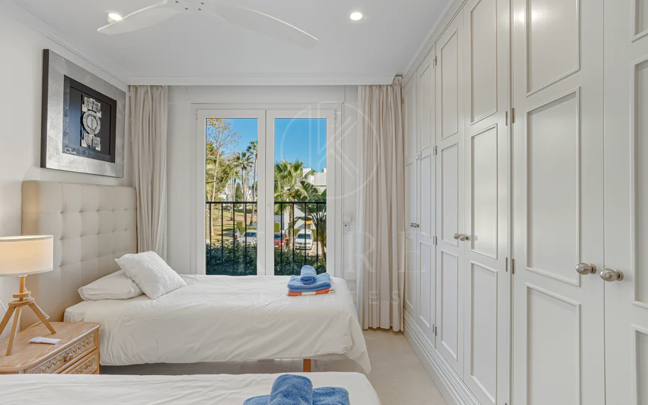 Excelente, totalmente renovado, apartamento de tres dormitorios en primera planta en Milla de Oro de Marbella