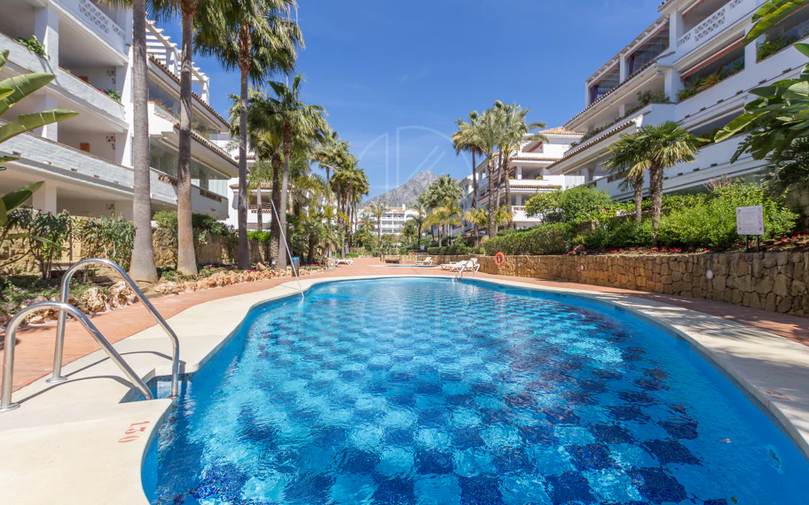 Excelente, totalmente renovado, apartamento de tres dormitorios en primera planta en Milla de Oro de Marbella