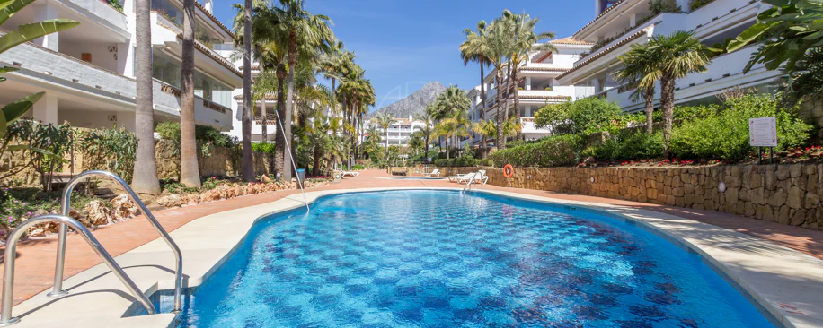 Excelente, totalmente renovado, apartamento de tres dormitorios en primera planta en Milla de Oro de Marbella