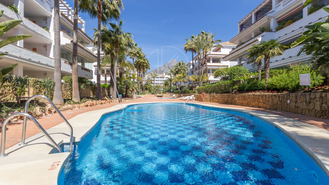 Excelente, totalmente renovado, apartamento de tres dormitorios en primera planta en Milla de Oro de Marbella