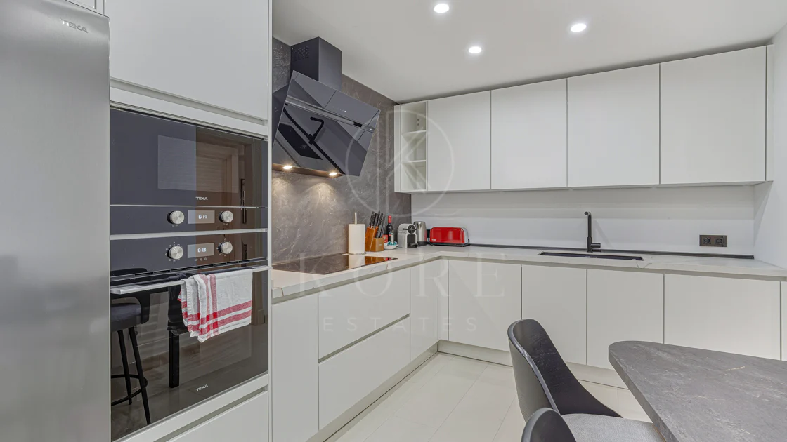 Excelente, totalmente renovado, apartamento de tres dormitorios en primera planta en Milla de Oro de Marbella