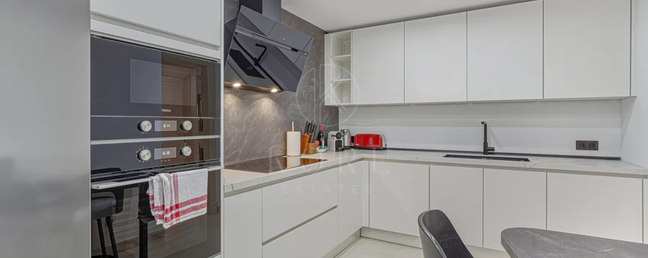 Excelente, totalmente renovado, apartamento de tres dormitorios en primera planta en Milla de Oro de Marbella