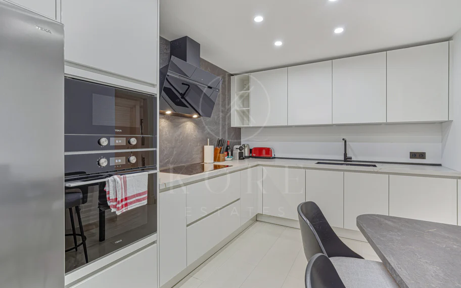 Excelente, totalmente renovado, apartamento de tres dormitorios en primera planta en Milla de Oro de Marbella