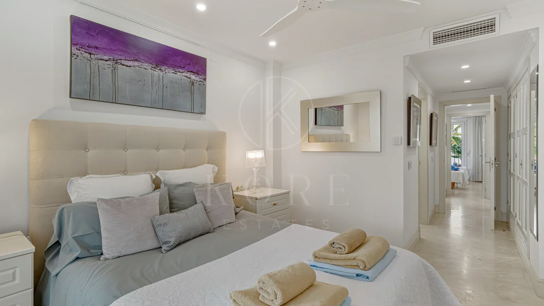 Excelente, totalmente renovado, apartamento de tres dormitorios en primera planta en Milla de Oro de Marbella