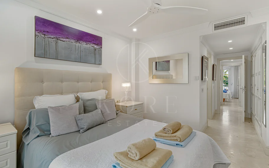 Excelente, totalmente renovado, apartamento de tres dormitorios en primera planta en Milla de Oro de Marbella