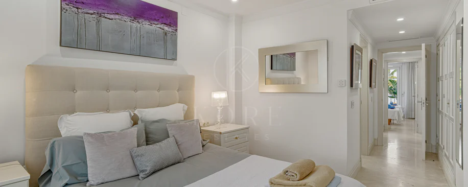 Excelente, totalmente renovado, apartamento de tres dormitorios en primera planta en Milla de Oro de Marbella