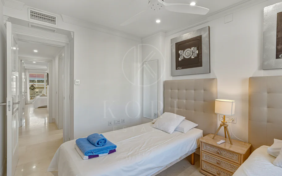 Excelente, totalmente renovado, apartamento de tres dormitorios en primera planta en Milla de Oro de Marbella