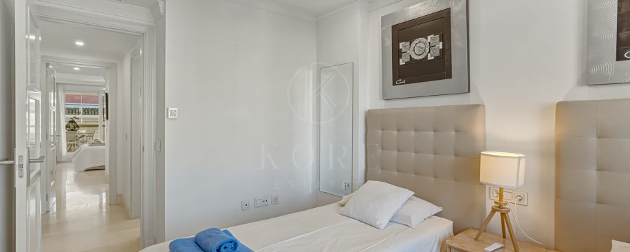 Excelente, totalmente renovado, apartamento de tres dormitorios en primera planta en Milla de Oro de Marbella