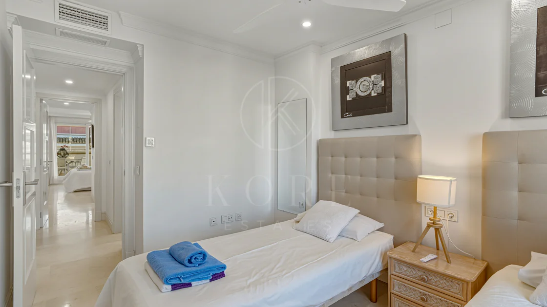 Excelente, totalmente renovado, apartamento de tres dormitorios en primera planta en Milla de Oro de Marbella