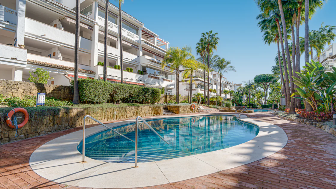 Excelente, totalmente renovado, apartamento de tres dormitorios en primera planta en Milla de Oro de Marbella