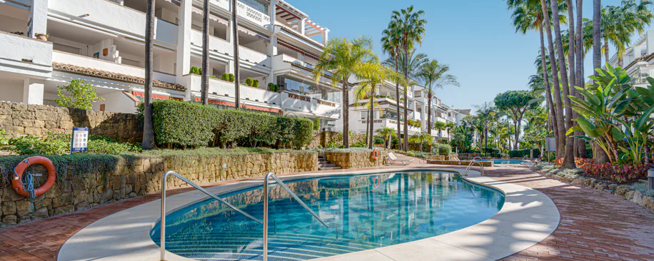 Excelente, totalmente renovado, apartamento de tres dormitorios en primera planta en Milla de Oro de Marbella