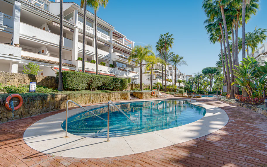 Excelente, totalmente renovado, apartamento de tres dormitorios en primera planta en Milla de Oro de Marbella