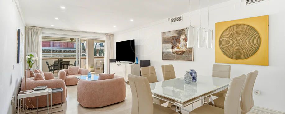 Excelente, totalmente renovado, apartamento de tres dormitorios en primera planta en Milla de Oro de Marbella