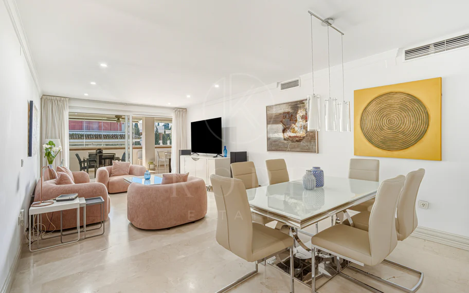 Excelente, totalmente renovado, apartamento de tres dormitorios en primera planta en Milla de Oro de Marbella