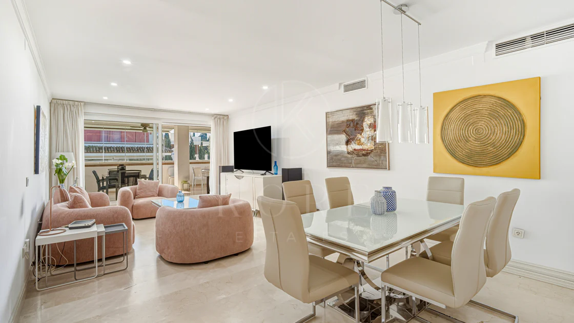 Excelente, totalmente renovado, apartamento de tres dormitorios en primera planta en Milla de Oro de Marbella