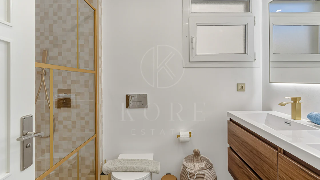Excelente, totalmente renovado, apartamento de tres dormitorios en primera planta en Milla de Oro de Marbella